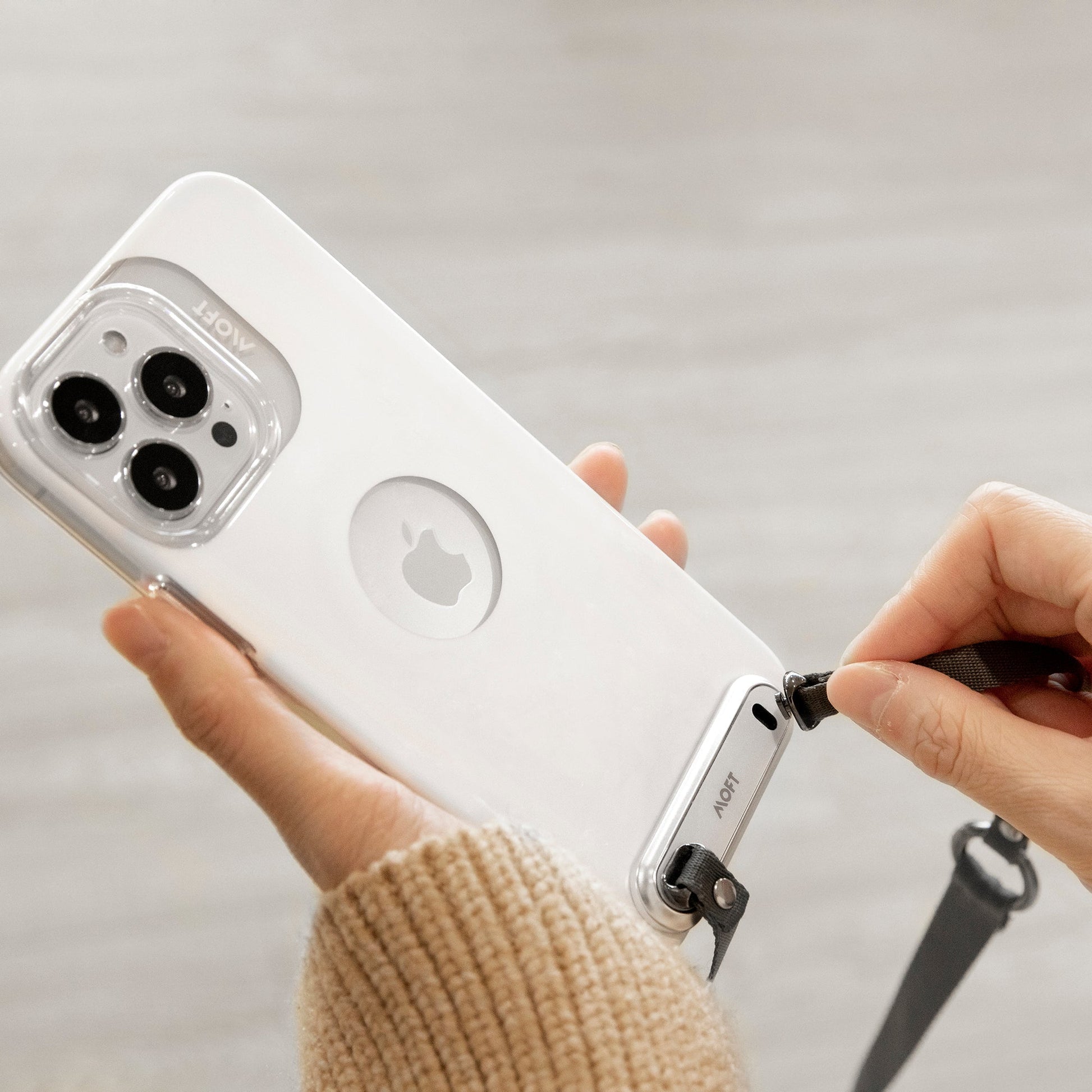 Snap Case With Lanyard MOFT